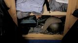 Im Kleiderschrank: ein Stahlhelm