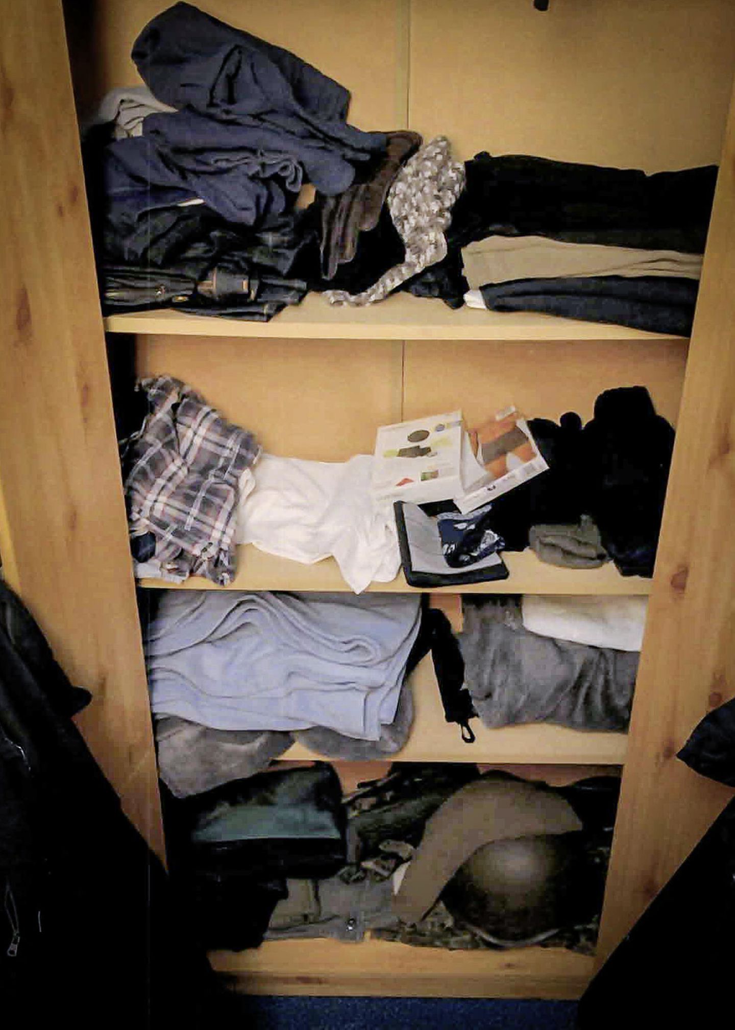 Im Kleiderschrank: ein Stahlhelm