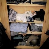 Im Kleiderschrank: ein Stahlhelm