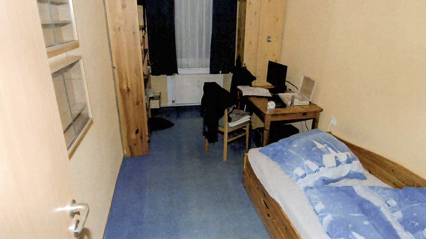 Bett, Tisch, Stuhl, Computer: Das Schlafzimmer des Täters Bett, Tisch, Stuhl, Computer: Das Schlafzimmer des Täters