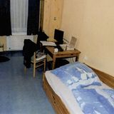 Bett, Tisch, Stuhl, Computer: Das Schlafzimmer des Täters