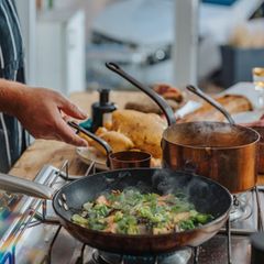 Jamie Oliver Deal: Gemüse gar auf einem Gasherd
