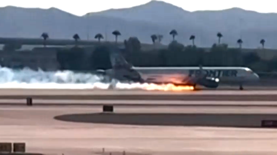 Flammen schießen aus Flugzeug bei "harter Landung"