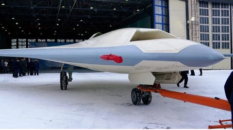 Die Stealth-Drohne Su-70 Ochotnik bei einer Präsentation 2021