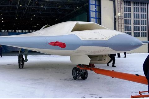 Die Stealth-Drohne Su-70 Ochotnik bei einer Präsentation 2021
