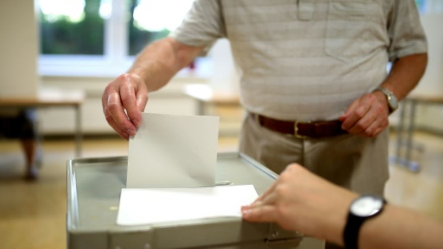 Mann an Wahlurne