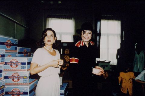 Michael Jackson and Lisa Marie Presley beim Besuch eines Budapester Kinderkrankenhauses im Jahr 1994
