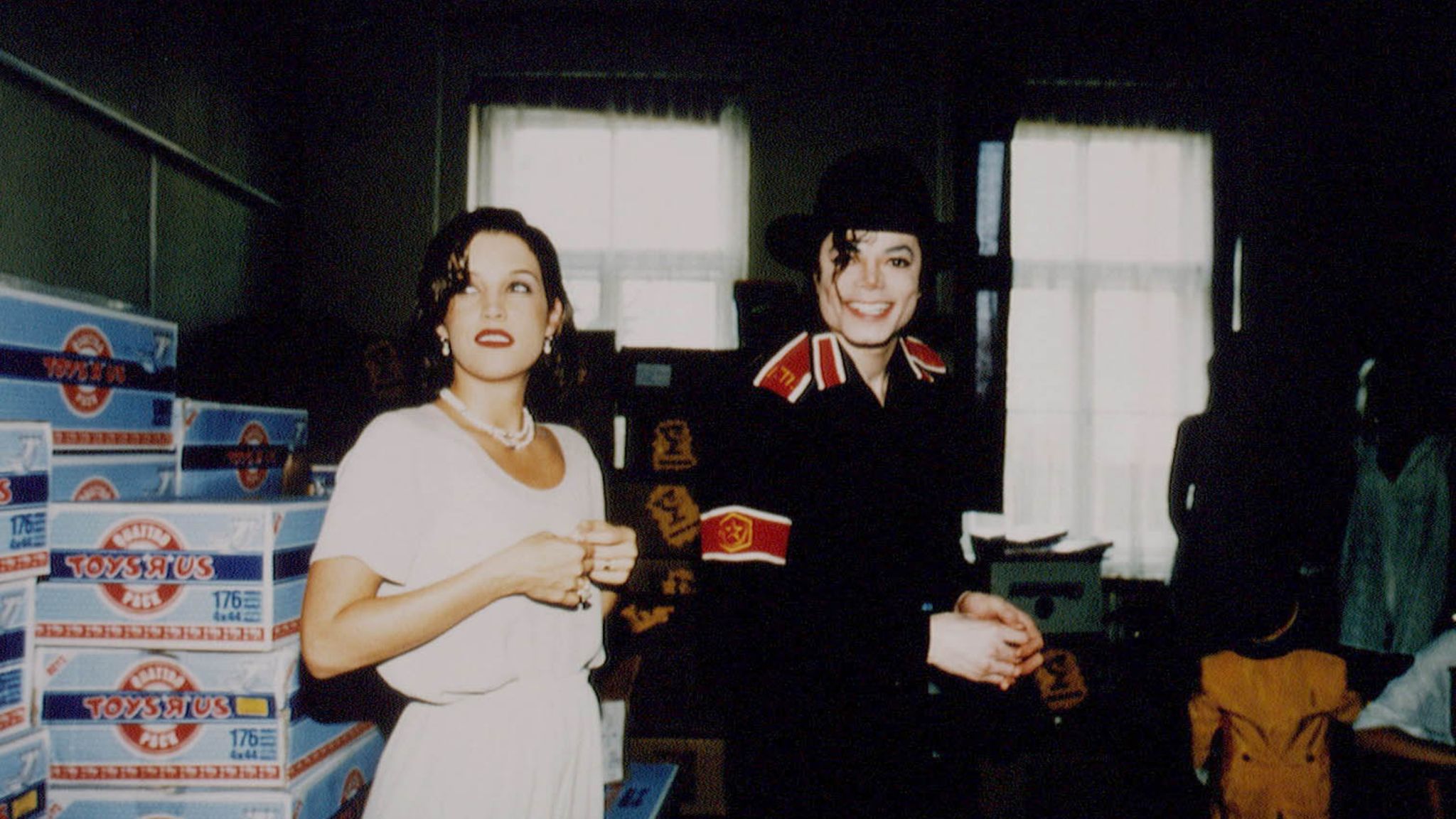 Michael Jackson and Lisa Marie Presley beim Besuch eines Budapester Kinderkrankenhauses im Jahr 1994