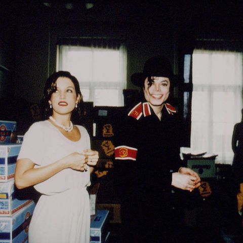 Michael Jackson and Lisa Marie Presley beim Besuch eines Budapester Kinderkrankenhauses im Jahr 1994