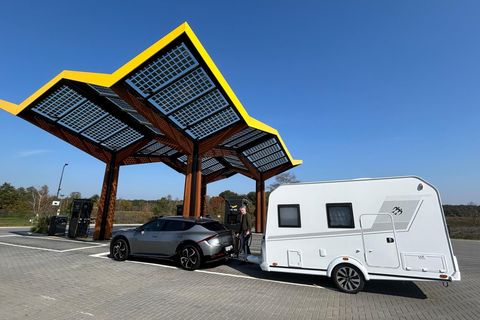 Wohnwagen mit E-Auto an Ladestation