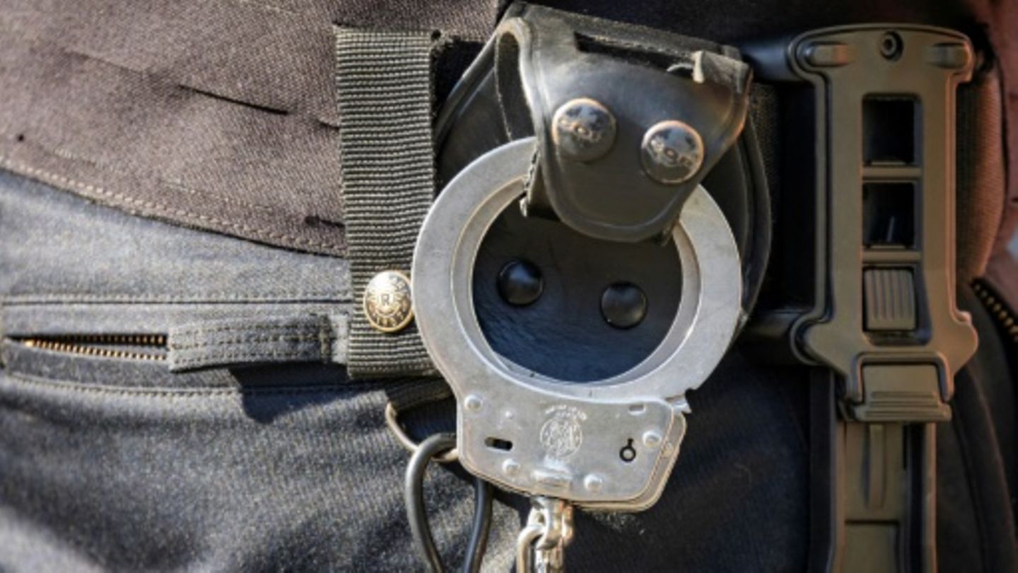 Polizeibeamter mit Handschellen