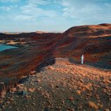 Gewinner: Eddo Hartmann, Land: Kasachstan, Kategorie: Landschaft  Diese Serie erforscht ein abgelegenes Gebiet in Kasachstan, das als „Polygon“ bekannt ist und in dem sich einst die wichtigsten Atomtestanlagen der Sowjetunion befanden. Die Bilder wurden mit einer Infrarotkamera aufgenommen, die auf eine Bedrohung hinweist, die für das menschliche Auge ebenso unsichtbar ist: die Strahlung, die von den Atomexplosionen ausgeht.