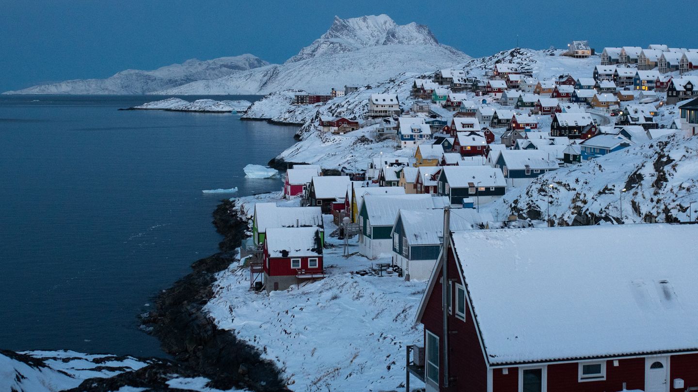 Gewinnerin: Juliette Pavy; Land: Frankreich; Kategorie: Fotografin des Jahres  Zwischen 1966 und 1975 wurden grönländische Inuit-Frauen Opfer eines Geburtenkontrollprogramms, das als "Spiralkampagne" bekannt ist und bei der unter behördlicher Aufsicht etwa 4 500 Spiralen in Inuit-Frauen- und Mädchen eingesetzt wurden. Ohne Zustimmung, wie viele von ihnen sagen.  Im Frühjahr 2022 deckte ein dänischer Podcast diese Verbrechen erstmals auf. Dokumente belegen, dass das Ziel der Behörden war, das Bevölkerungswachstum der Inuit zu verringern. 