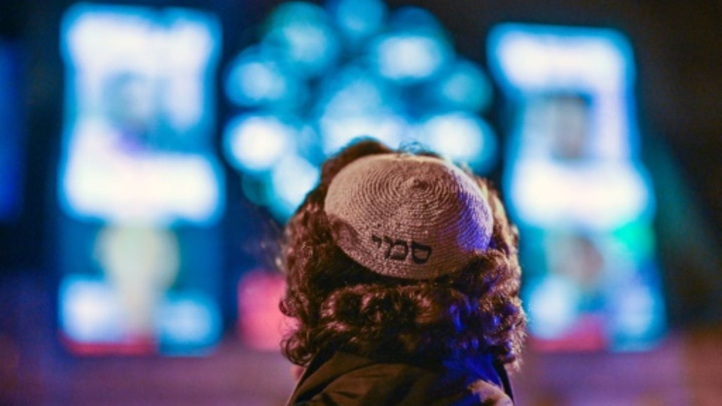 Jüdin in der Kölner Synagoge