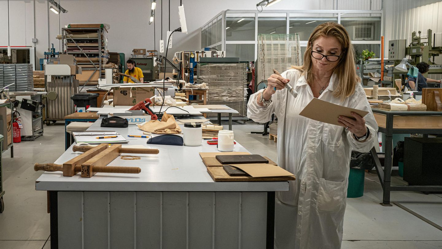 Restauratorin in der Werkstatt von Pietro Livi