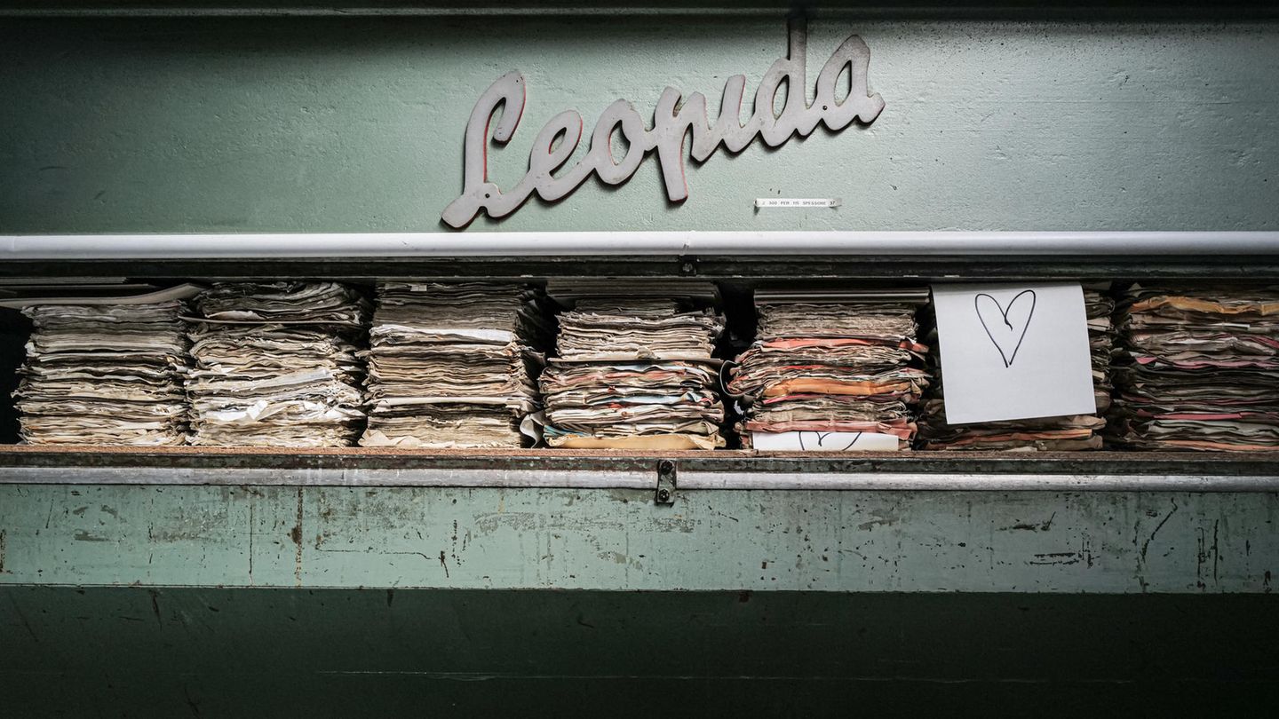 Eine Presse mit Büchern die während der Restaurierung verwendet wird