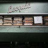 Eine Presse mit Büchern die während der Restaurierung verwendet wird