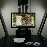 Bei der Digitalisierung von einem Buch ist eine Buchseite mit historischen Zeichnungen auf einem Bildschirm zu sehen