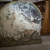 Ein zerstörtes Gemälde aus dem 16 Jahrhundert, das zur Restaurierung bereit steht