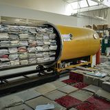 Ein gefriertrocknungssystem zur Pflege von Papier und Büchern - hier wird Wasser aus den seiten verdampft