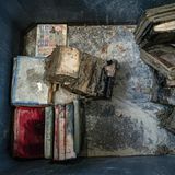 Eine Box mit vom Hochwasser beschädigten Büchern, die zur Restaurierung bereit liegen.