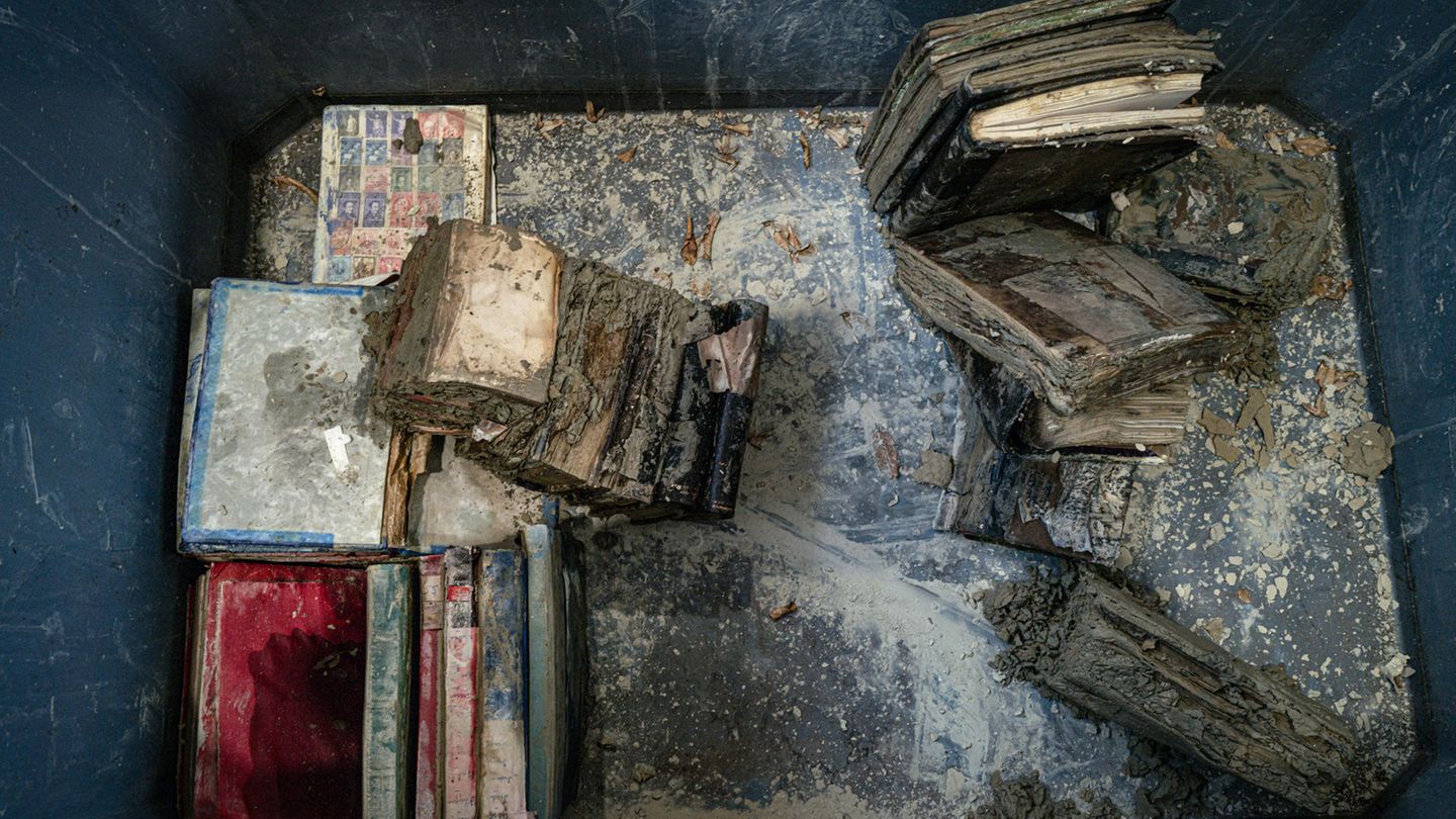 Eine Box mit vom Hochwasser beschädigten Büchern, die zur Restaurierung bereit liegen.