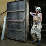 Eine freiwillige Helferin bei der Bergung von Dokumenten die im Stadtarchiv von Frolí beschädigt wurden