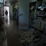 Blick in den Korridor der Priester Bibliothek mit Bücherregalen voll beschädigter Bücher