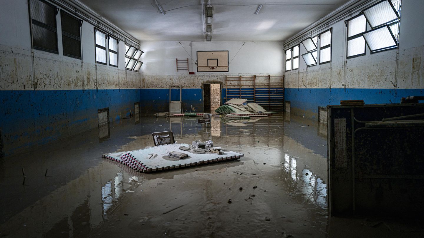 Überschwemmte Turnhalle Überschwemmte Turnhalle
