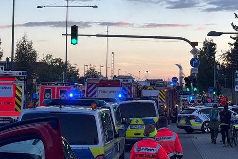 Polizei und Rettungskräfte im Einsatz auf einer Brücke in Regensburg