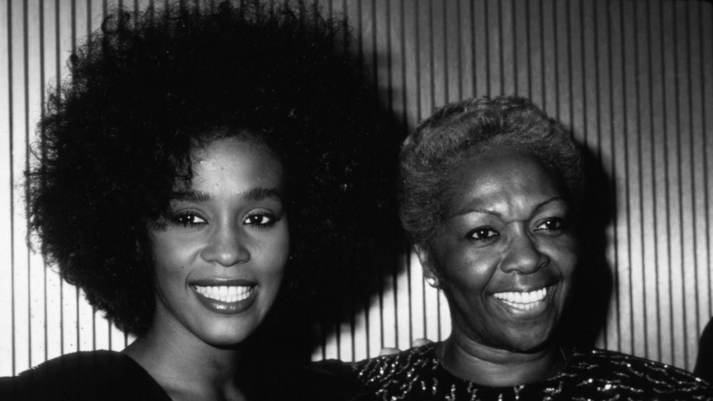 Cissy Houston (r.)