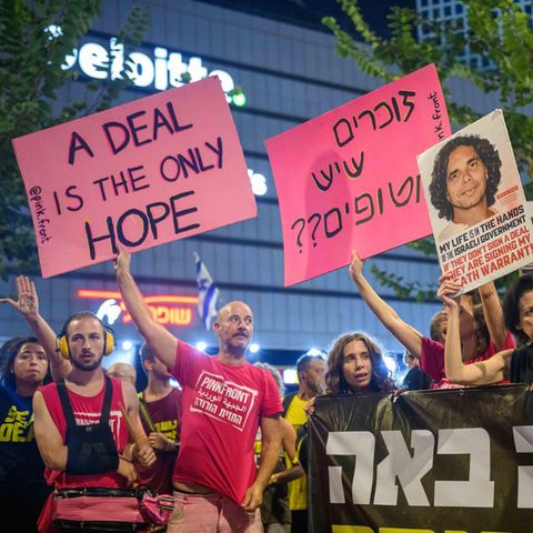 Israel und die Hamas: "Ein Deal ist die einzige Hoffnung", steht auf einem Plakat eines Demonstranten in Tel Aviv