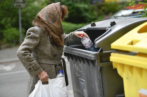 Auf der Suche nach Pfandflaschen: Viele Rentner gehen zum Sozialamt oder zum nächsten Müllcontainer