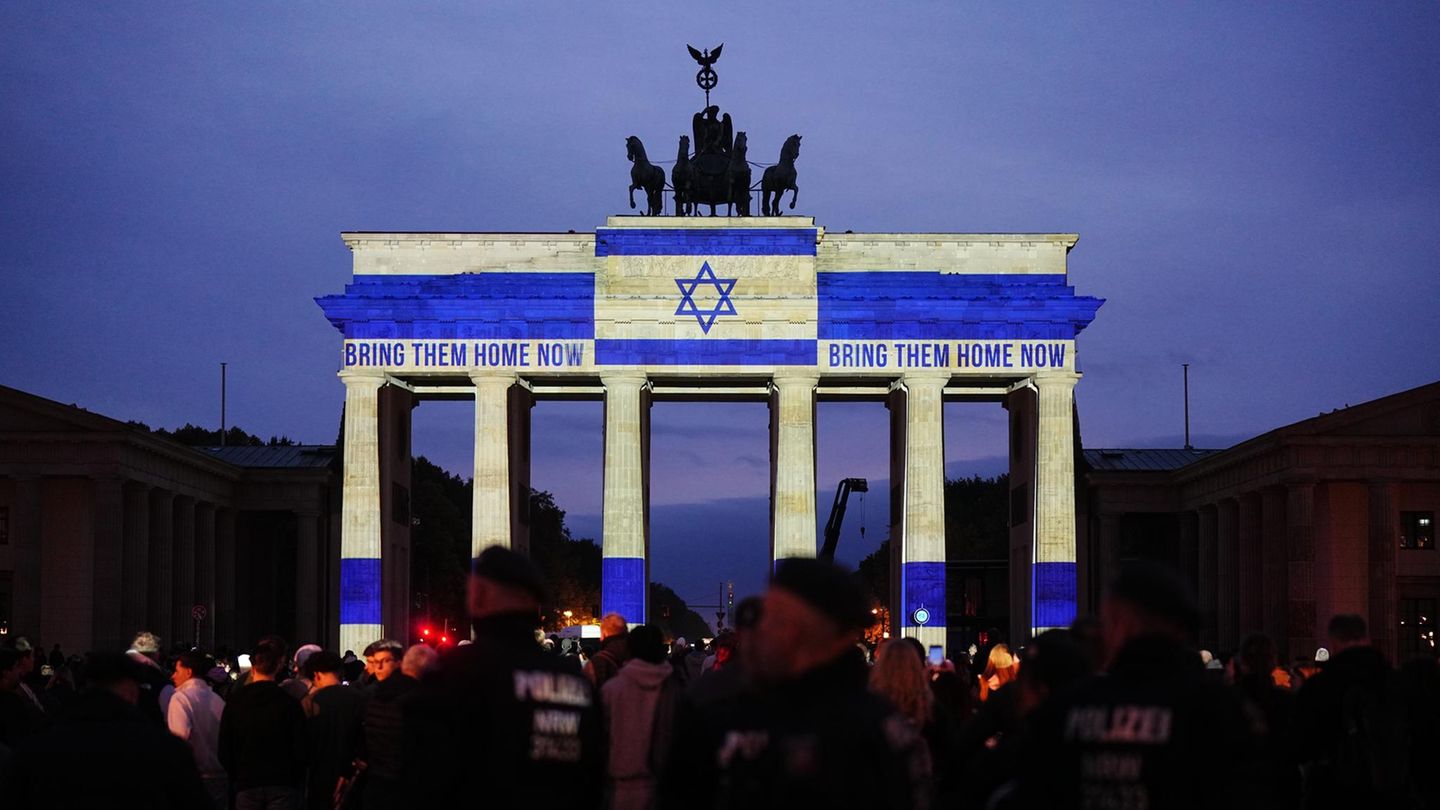 Jahrestag des Hamas-Massakers: Immer an der Seite Israels und der Hamas-Geiseln: Das Brandenburger Tor erstrahlt in den Farben der deutschen Staatsraison Immer an der Seite Israels und der Hamas-Geiseln: Das Brandenburger Tor erstrahlt in den Farben der deutschen Staatsraison
