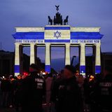 Immer an der Seite Israels und der Hamas-Geiseln: Das Brandenburger Tor erstrahlt in den Farben der deutschen Staatsraison