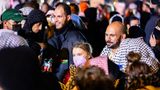 Greta Thunberg posiert mit einem Demonstranten für ein Foto