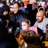 Greta Thunberg posiert mit einem Demonstranten für ein Foto