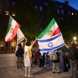 Israelische und iranische Flaggen aus der Zeit des Schah flattern zusammen in Koblenz