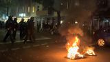 Brennende Barrikaden im Berliner Bezirk Neukölln