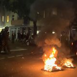 Brennende Barrikaden im Berliner Bezirk Neukölln