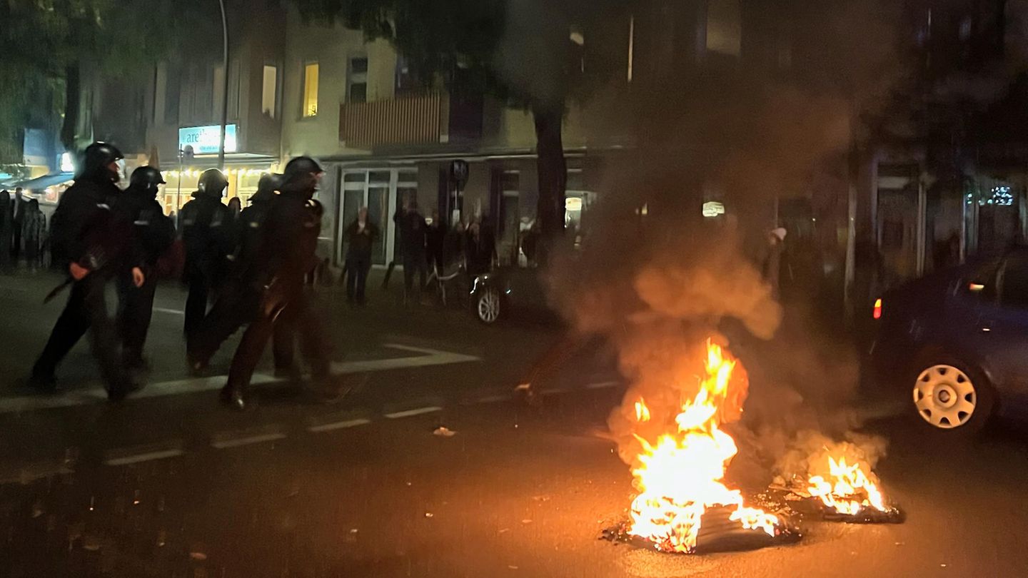 Brennende Barrikaden im Berliner Bezirk Neukölln