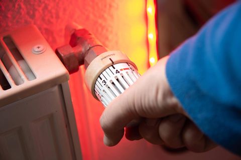 hand am Thermostat – Symbolbild Gasspeicher-Füllstände