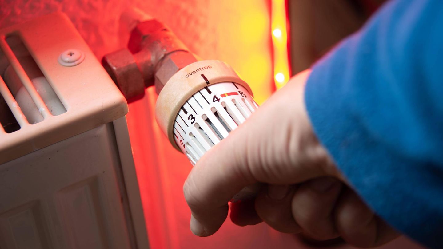 hand am Thermostat – Symbolbild Gasspeicher-Füllstände