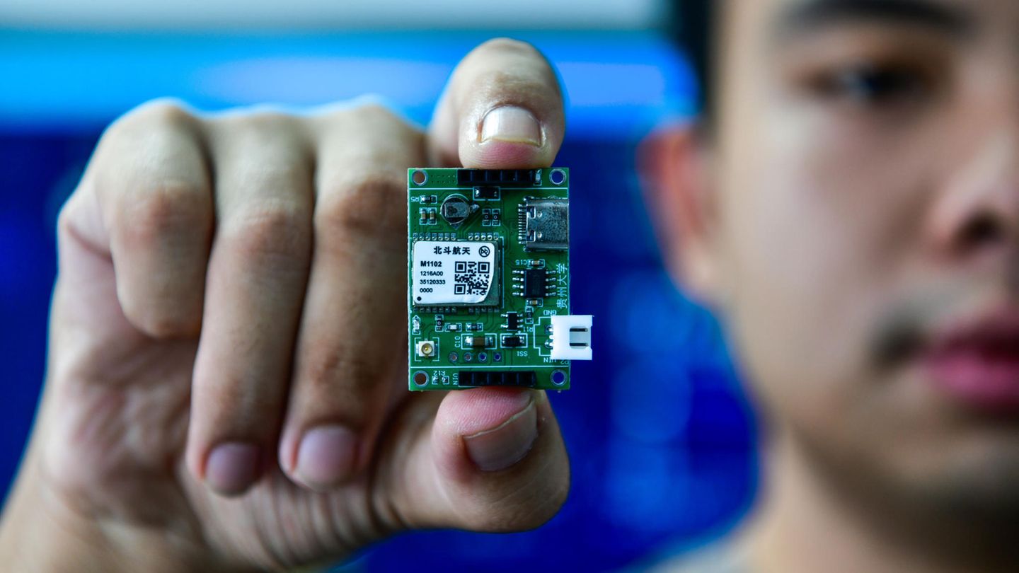Ein Student zeigt einen Positionierungschip im staatlichen chinesischen Schlüssellabor für öffentliche Big Data