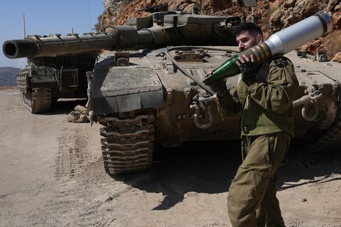 Soldat aus Israel trägt eine Granate