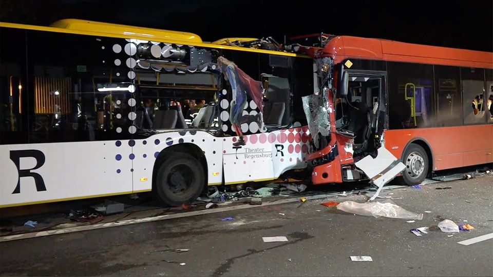 Zwei Linienbusse stoßen zusammen – Fahrer eingeklemmt