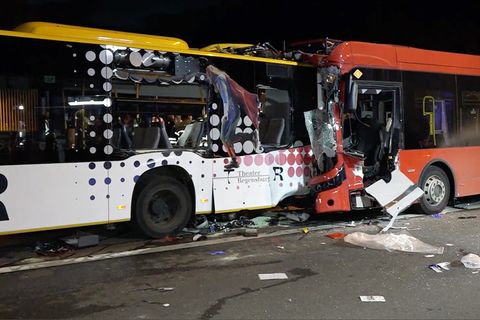 Zwei Linienbusse stoßen zusammen – Fahrer eingeklemmt