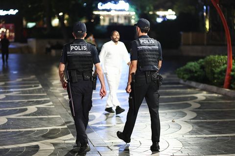 Polizisten laufen durch Aserbaidschans Hauptstadt Baku