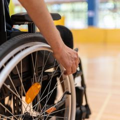 Rollstuhlfahrende Person in Sporthalle