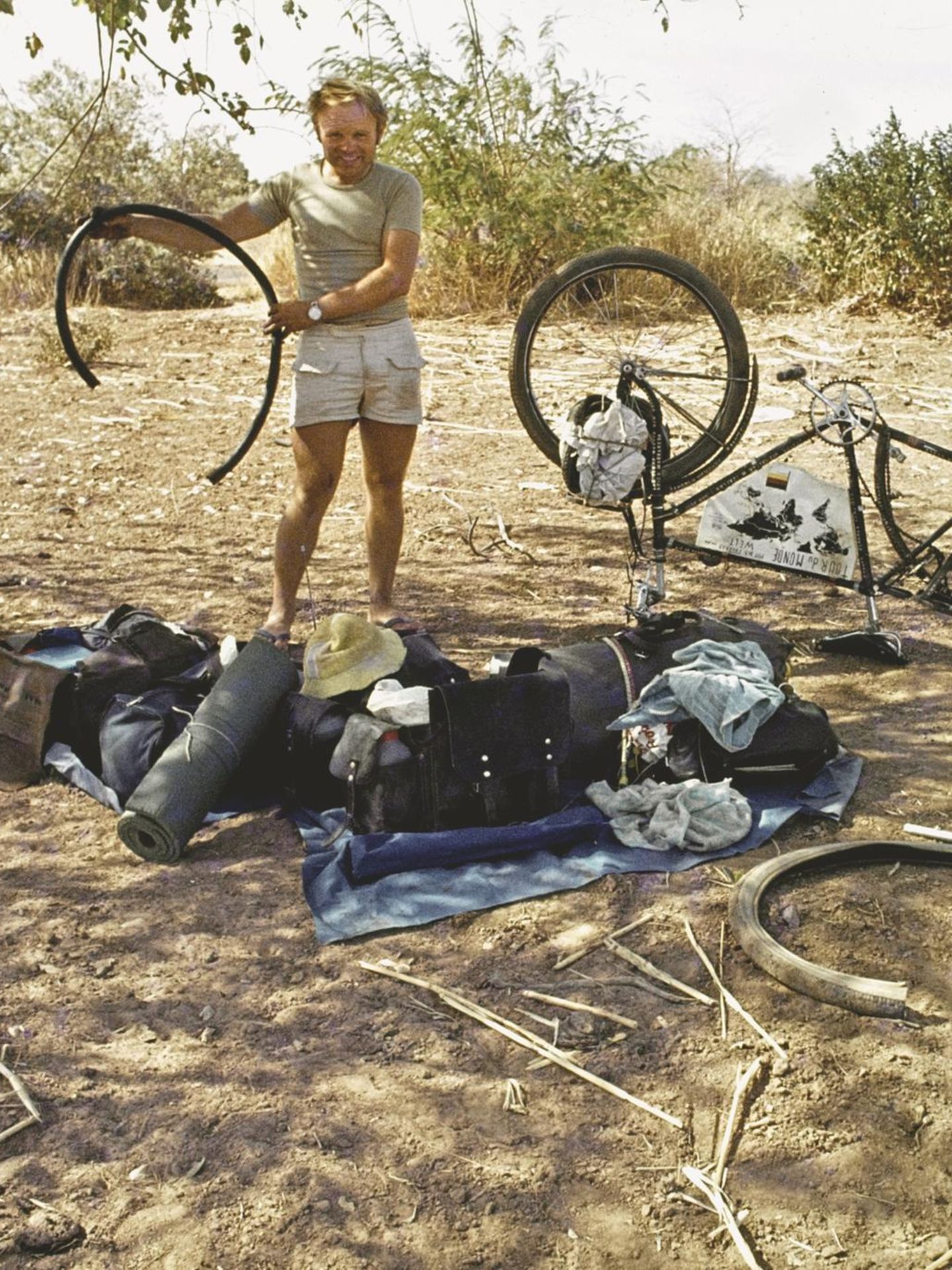 Heinz Stücke tauscht im Senegal einen Radreifen